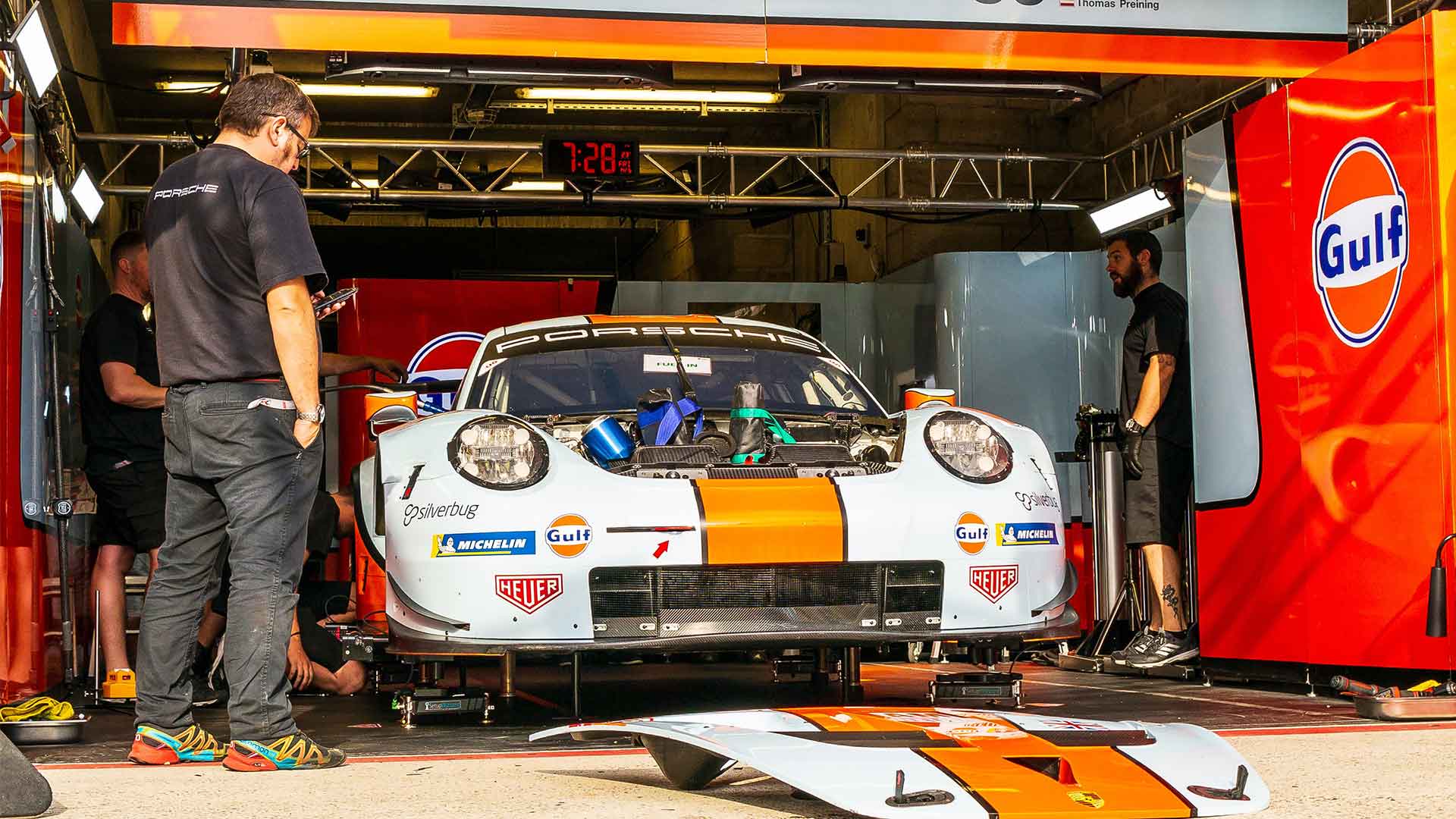 Automobile glass installation service